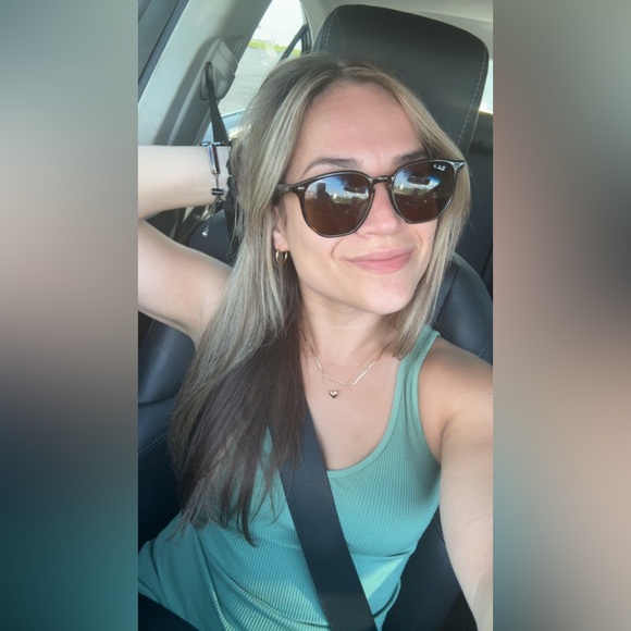 Meet your Posher, Lyndsee - Picture 2 of 3